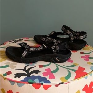 Teva women’s hurricane hiking sandal flower design